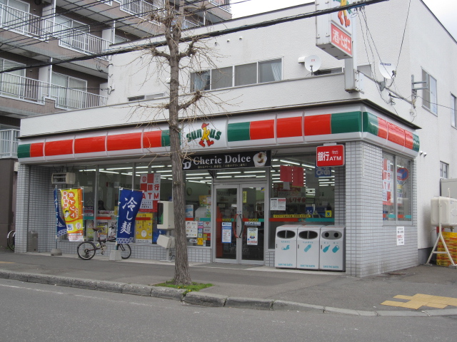 Convenience store. 380m until Thanksgiving Hongo street store (convenience store)