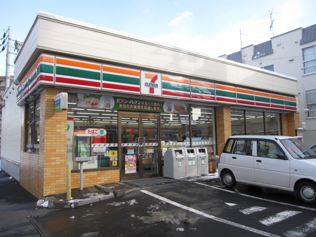 Convenience store. Seven-Eleven Higashisapporo Article 5 store up (convenience store) 164m