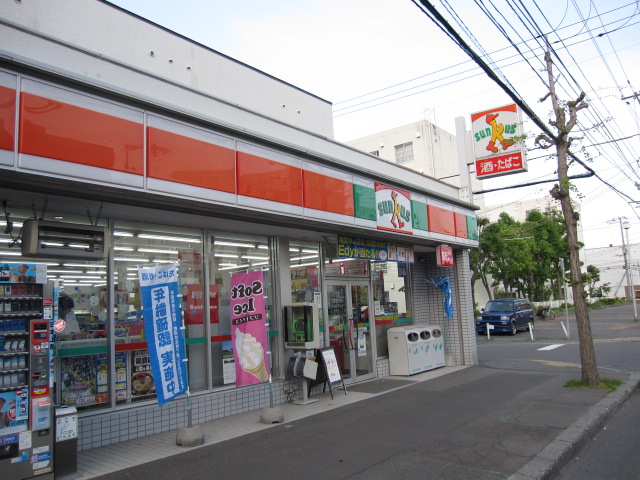 Convenience store. 98m until Thanksgiving Hongo street store (convenience store)