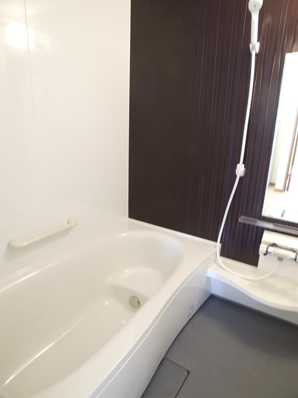 Bathroom. 1 square meters bathroom is spacious and bathing in parent and child. Convenient with reheating function