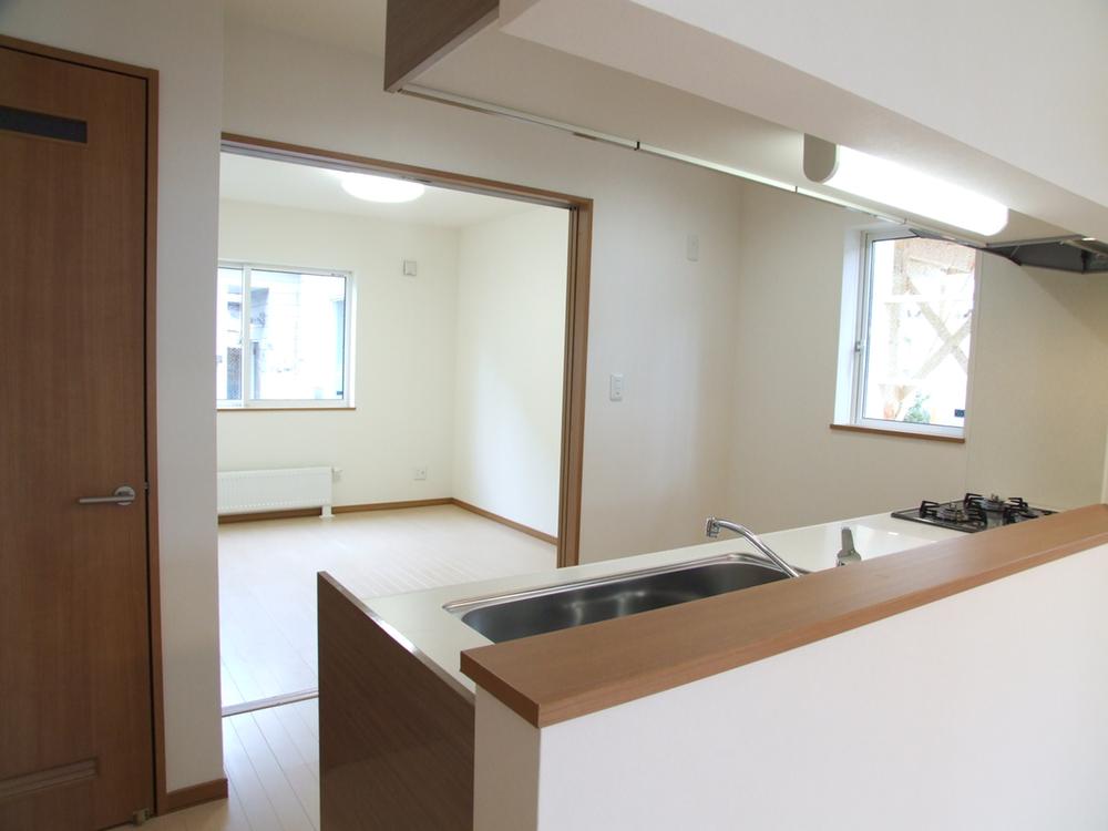 Non-living room. Face-to-face kitchen overlooking the state of the family. Western-style room adjacent to the kitchen optimal as a space and a children's playground of hobby!