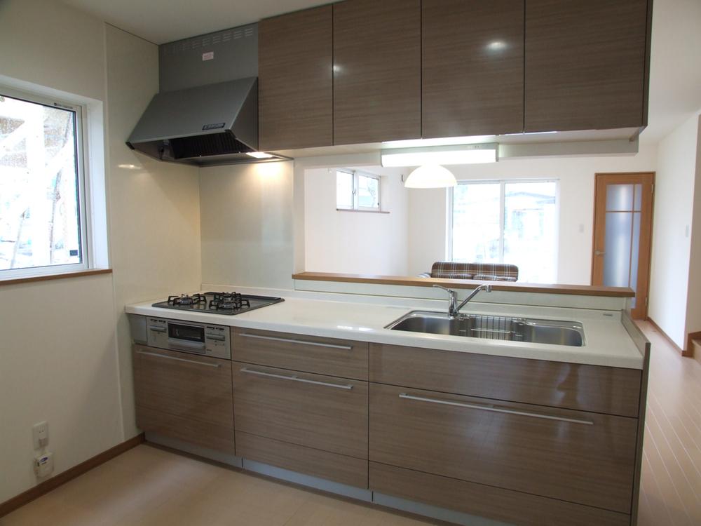 Kitchen. System kitchen artificial marble Cleanup. Adopt a refreshing bar handle and pull motion rail.