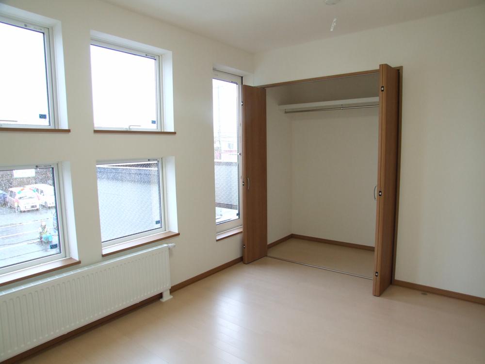 Non-living room. Second floor of the living room is colorfully incorporating the window, Storage is also pre-installed in each room.