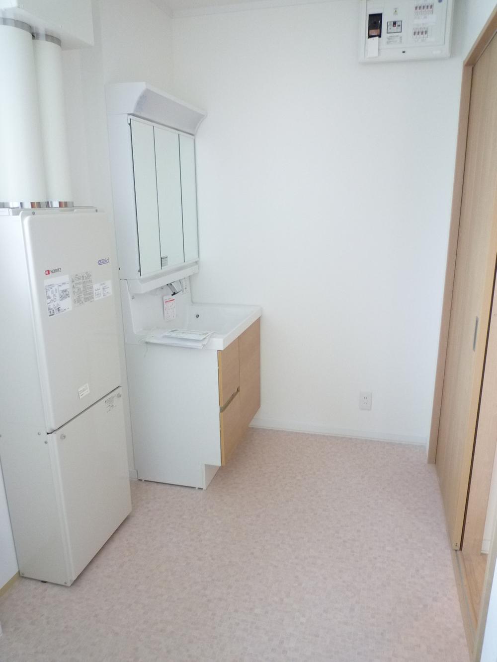 Wash basin, toilet. Shower head three-sided mirror vanity