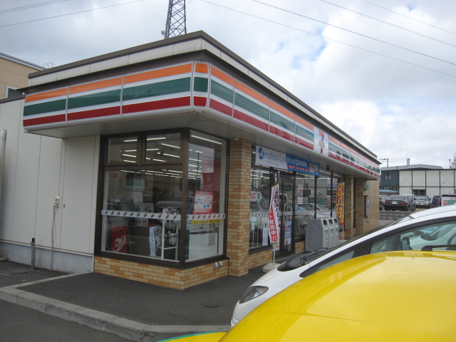 Convenience store. Seven-Eleven Sapporo Shiroishi Kuyakushomae store up (convenience store) 405m
