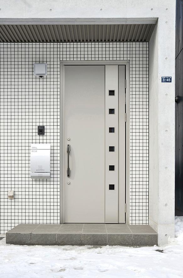 Security equipment. Front door provided with a thumb-turn prevention function. It has become the electric lock, Locked from the second floor living room ・ It is also possible to perform the unlocking.