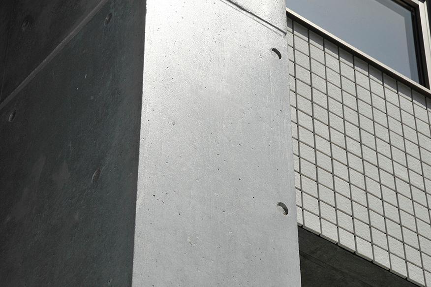 Construction ・ Construction method ・ specification. Subjected to a run-index coat WS hydrophobic material to the outer wall. While taking advantage of the goodness of the as-cast concrete, Maintaining a super-hydrophobic, To prevent weathering.