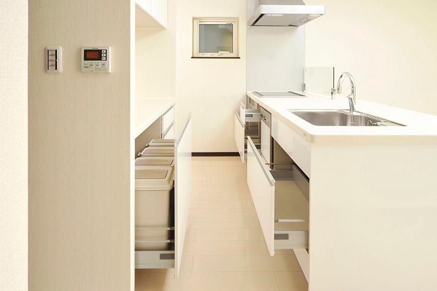 Same specifications photo (kitchen). The face-to-face kitchen, Standard established a cupboard on the back. It has secured housing in consideration of the real life. Easy to cook in a wide flat counter with a space in the cooking space.