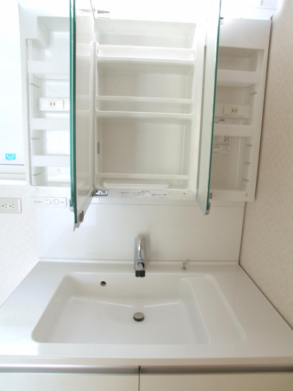 Other Equipment. Vanity and easy to use wide. Also fits neat small items such as make-up water in all mirror surface storage