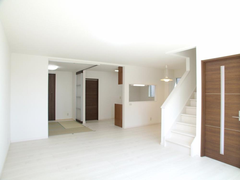 Living. Building D / Until the Japanese-style room and kitchen which is adjacent from the living room with a sense of unity design. Abundant storage and, Good floor plan is attractive and easy to use