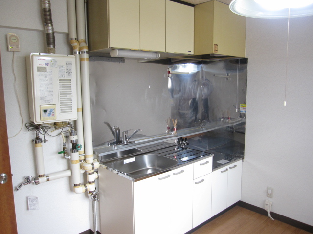 Kitchen. Gas stove can be installed! 