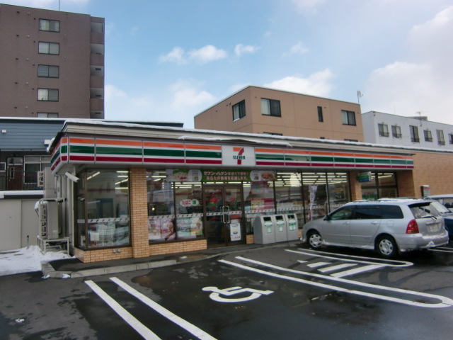 Convenience store. Seven-Eleven Sapporo Kikusui Article 3 store up (convenience store) 211m