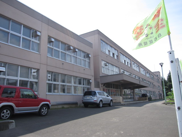 Primary school. 554m to Sapporo City Shiraishi elementary school (elementary school)