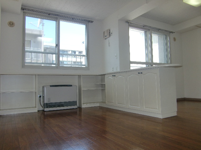 Living and room.  ☆ Good location of a 2-minute walk to the nearest station! Commute ・ It is a convenient property to go to school ☆ 