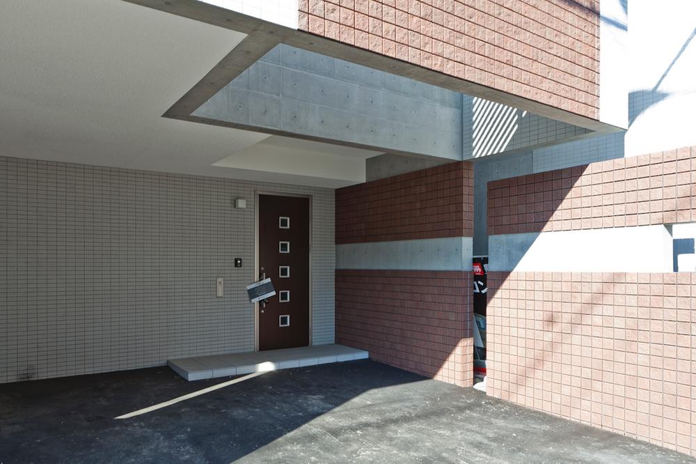 Parking lot. Parking space of the front of the entrance is, Ensure a 2 car. For visitors, Or it can be used as a second car.