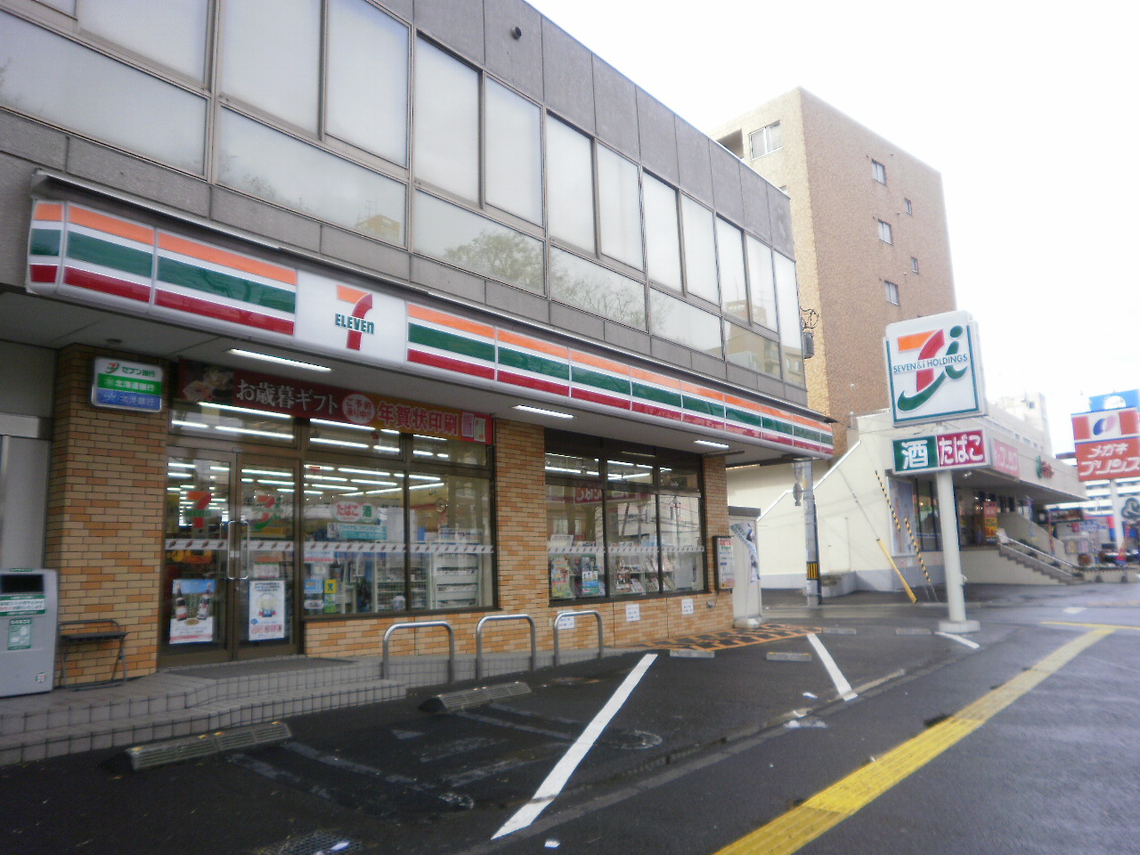Convenience store. Seven-Eleven Sapporo Nangodori 2-chome up (convenience store) 827m