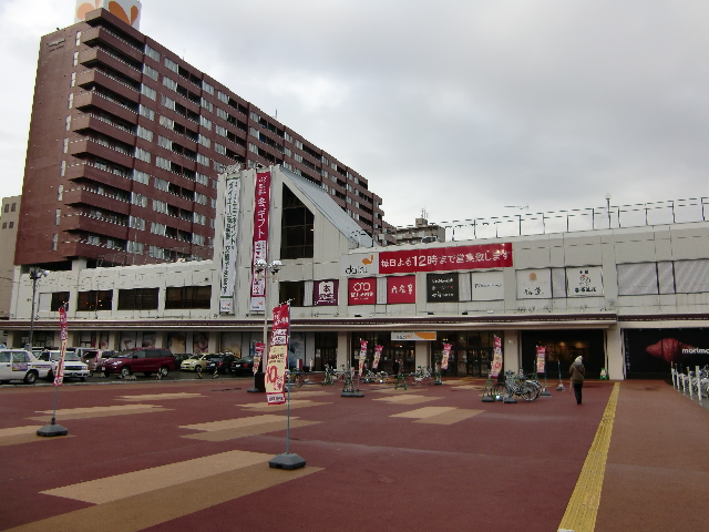 Shopping centre. 750m to Daiei (shopping center)
