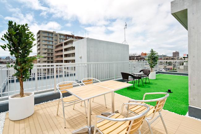 Same specifications photos (appearance). Or the BBQ piled and everyone, And playing in the pool, Rooftop is truly paradise.