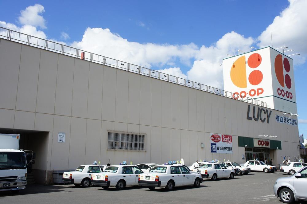 Supermarket. KopuSapporo 140m to Lucy