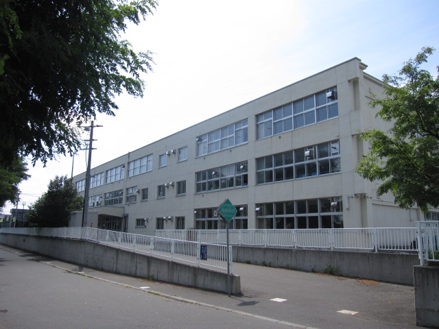 Primary school. 144m to Sapporo Tatsunishi Shiraishi elementary school (elementary school)