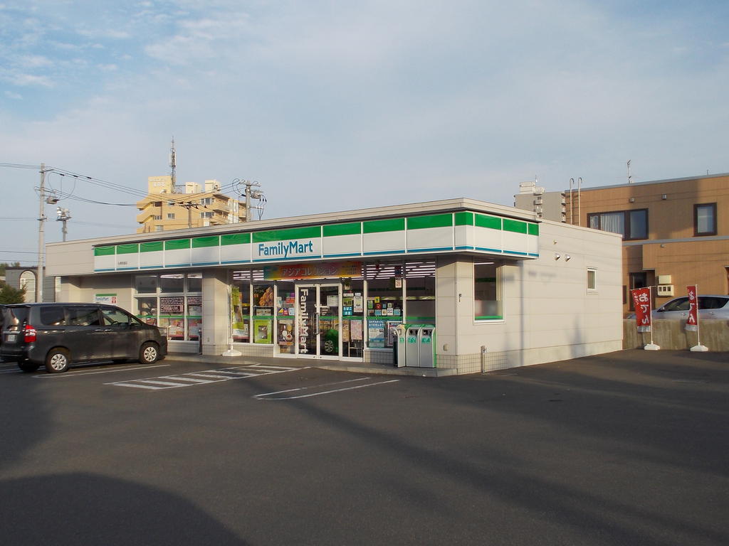 Convenience store. FamilyMart Sapporo Sakaedori store up (convenience store) 272m