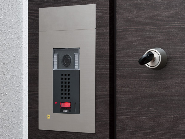Security.  [Security lock of easy operation] Insert the key into the keyhole, When the red light at the time of locking is lit., Dwelling unit of security is set (soon lamp will turn off after the set) (same specifications)