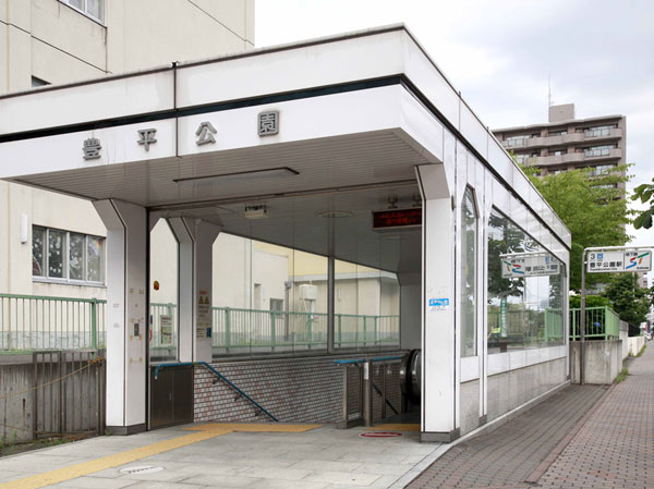 Surrounding environment. Subway Toho "Toyohira park" station (about 900m ・ A 12-minute walk). Subway Toho line to "Odori" Station, Good access of 3 Station ride 6 minutes. Sakae first train to the direction 6 o'clock 6 minutes, The final 0 hour 6 minutes, Fukuzumi first train to the direction is, 6 hour 18 minutes, The final 0 hour 18 minutes