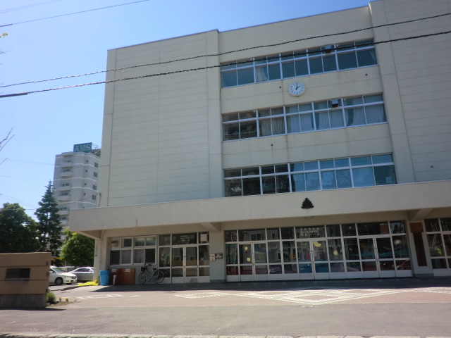 Junior high school. 1057m to Sapporo Municipal NichiAkira junior high school (junior high school)