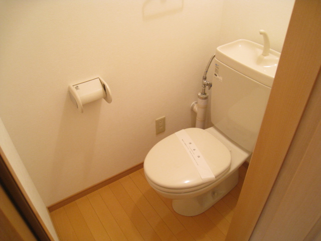 Toilet. Spacious toilet ・ Cleaned