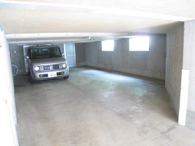 Parking lot. Joint garage (height 175cm × width 260cm)