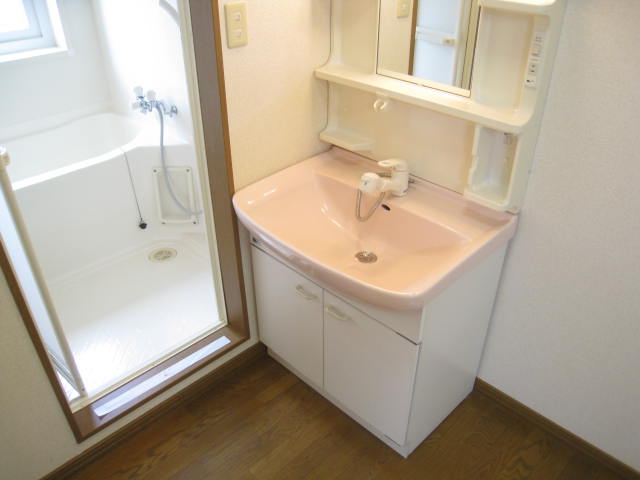 Washroom. Very active in the busy morning ・ Shampoo dresser equipped