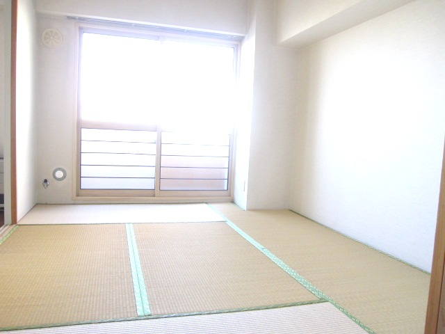 Other room space. Japanese-style room is also bright in the clean