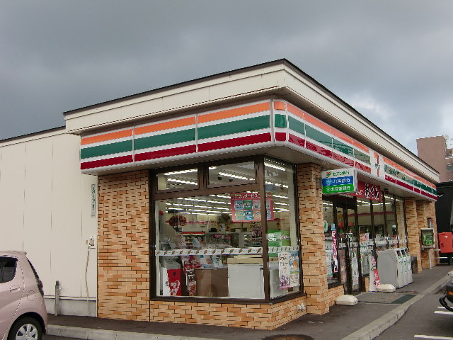 Convenience store. Seven-Eleven Sapporo Kitago Article 9 store up (convenience store) 795m