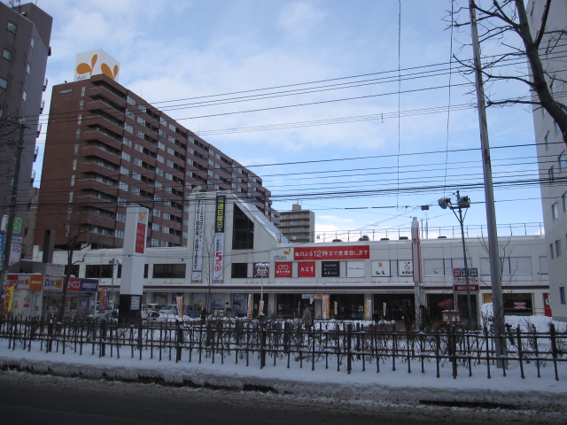 Supermarket. 640m to Daiei Higashisapporo store (Super)