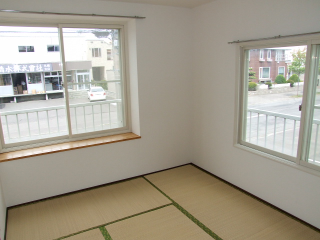 Other room space. Japanese-style windows will be one. 