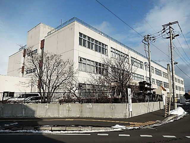 Primary school. 800m to Sapporo Municipal Dongchuan under elementary school (elementary school)