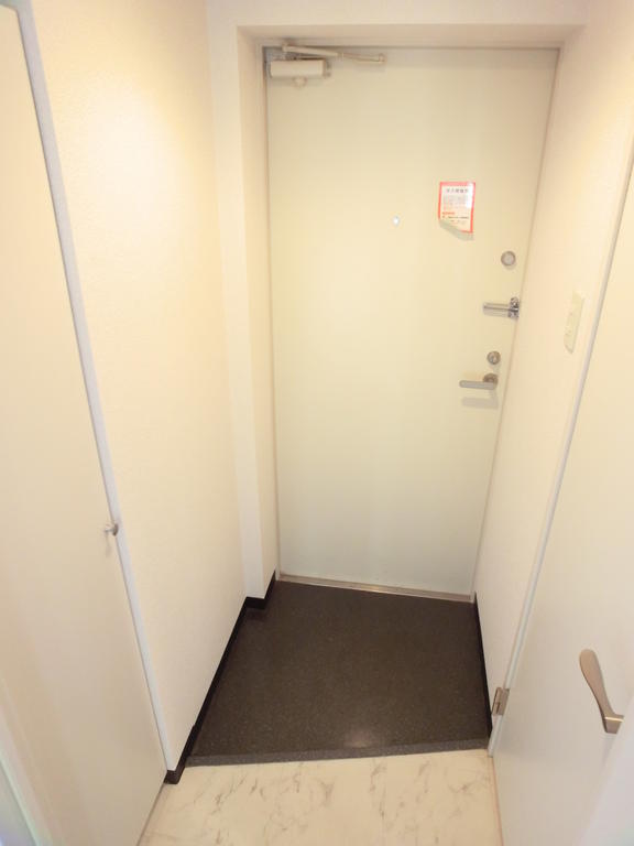 Entrance. Spacious entrance ・ There is also a shoe box