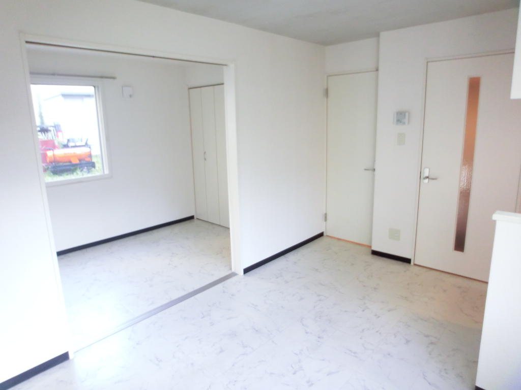 Living and room. Use the white flooring ・ Is the room of bright impression