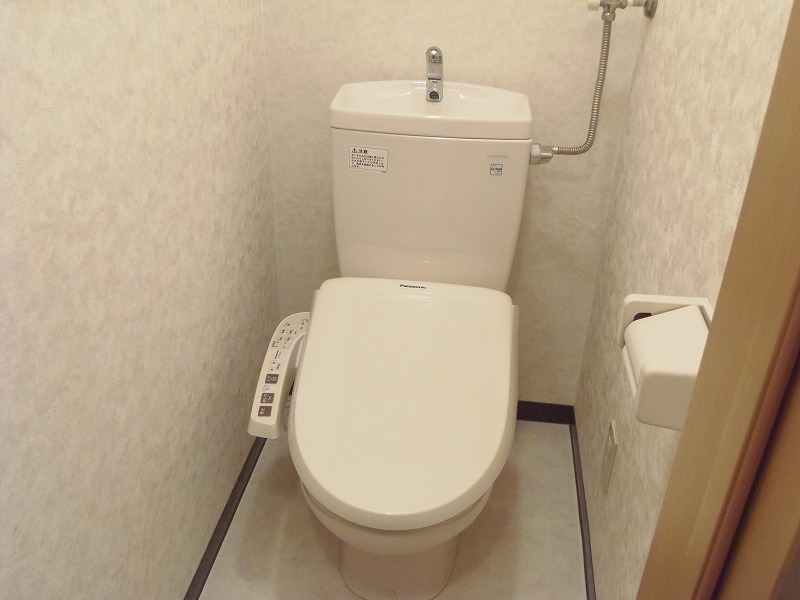 Toilet.  ☆ It is with a bidet ☆ 
