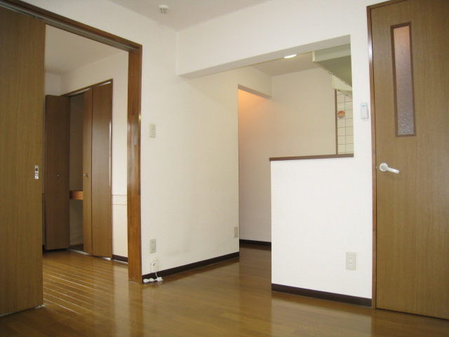 Living and room. Sunny living ・ Beautiful renovated