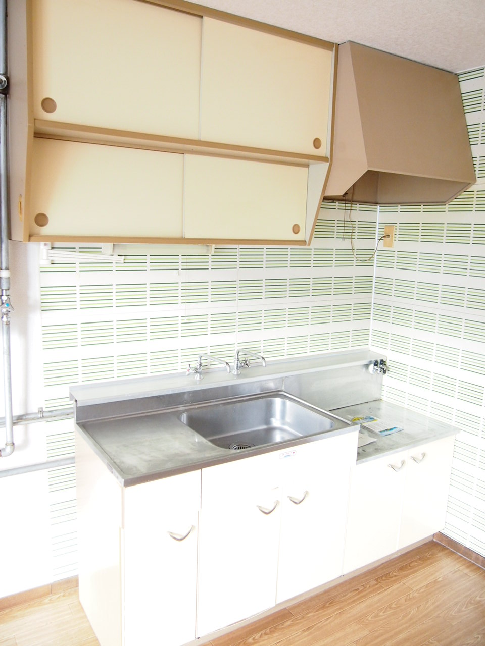 Kitchen. It has been beautifully cleaned! 