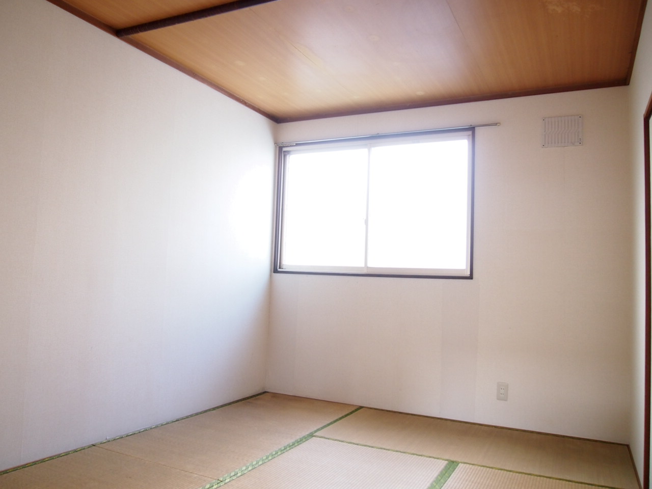 Other room space. It has a window to each Japanese-style room! 