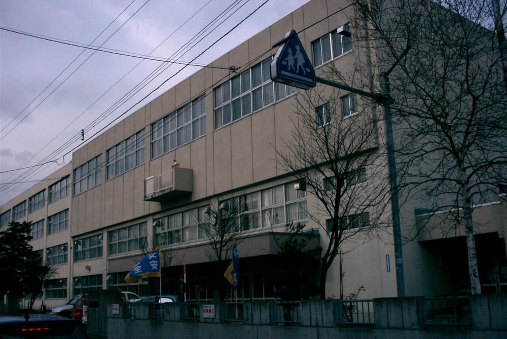 Primary school. 1005m to Sapporo Municipal Teineyamaguchi Elementary School