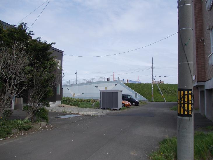 Local photos, including front road. Local (May 2012) shooting Front road as seen from the local. 