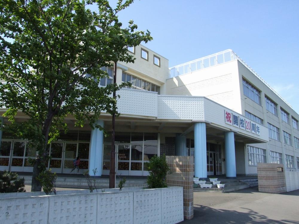 Primary school. 220m to Sapporo Municipal Shinhatsusamu Elementary School