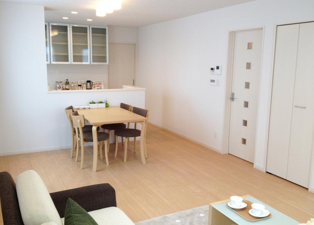 Living. Face-to-face kitchen is open space overlooking the living. Coordination in natural aligning the white door to Maple color of the floor (D No. land)