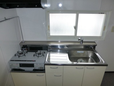 Kitchen. Bright has a window in the kitchen! Of course, mixing faucet! 