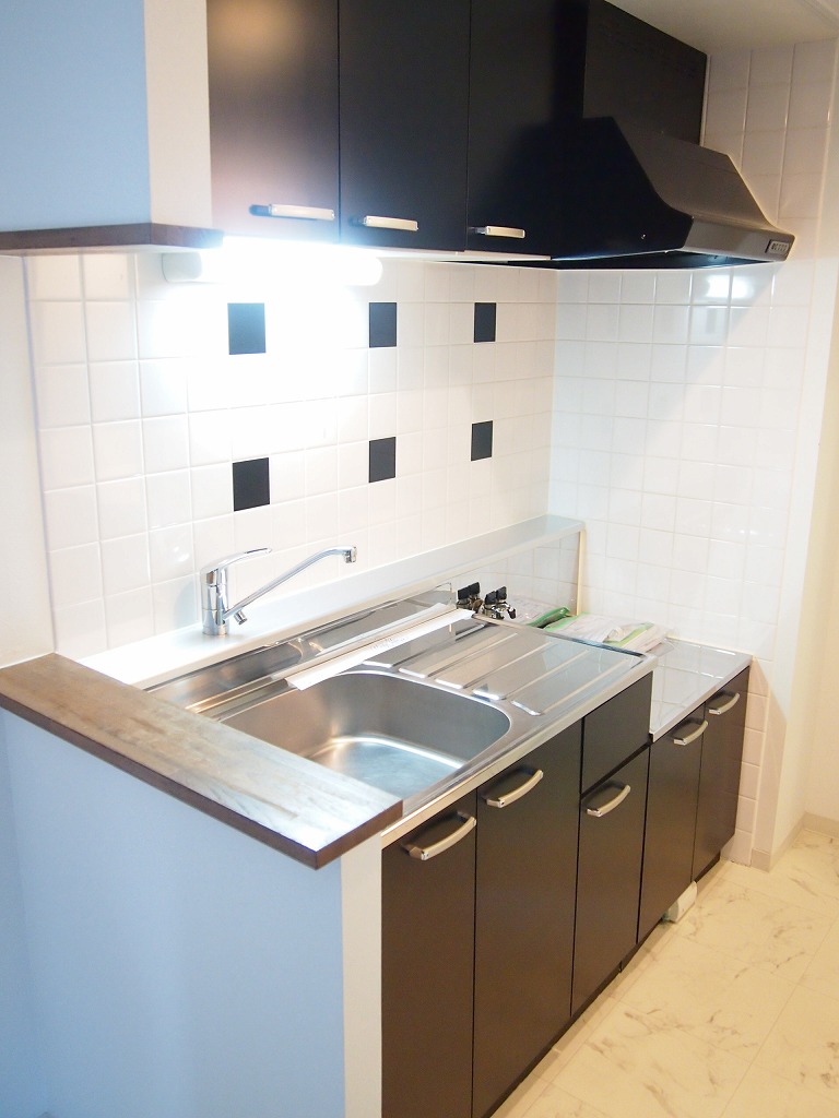 Kitchen. Storage is plenty of kitchen! !
