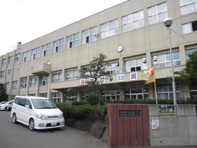 Primary school. 1200m to Sapporo Municipal Tomigaoka elementary school (elementary school)