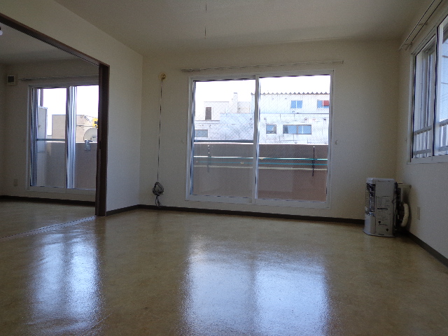 Living and room. Large living ヽ (^ o ^) 丿